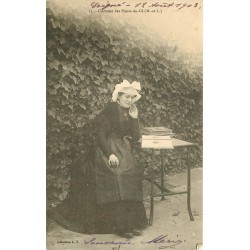 49 LES PONTS-DE-CE. Costume de femme en lecture 1903