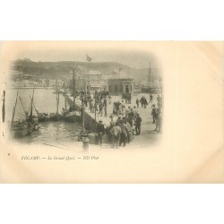76 FECAMP. Nombreux Pêcheurs sur le Grand Quai vers 1900