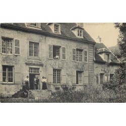 77 DAMMARTIN. Une famille sur le perron d'une belle Bâtisse carte rare 1911