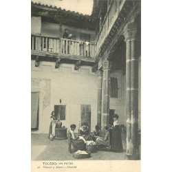 Espagne TOLEDO. Un Patio avec femmes au tricot