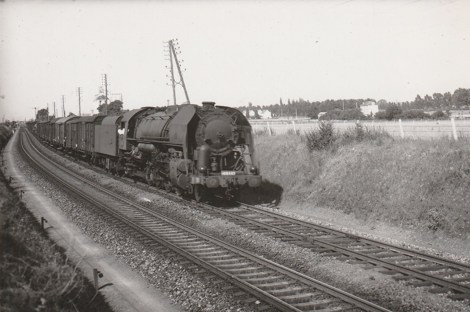 60 LE PLESSIS-BELLEVILLE. Belle photo cpa rare d'un Train et sa Locomotive