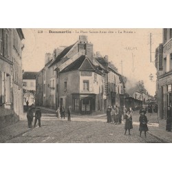 77 DAMMARTIN-EN-GOËLE. Place Sainte-Anne dite La Pointe 1911 Tramway à vapeur et maison Dolle