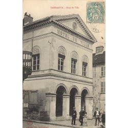 77 DAMMARTIN-EN-GOËLE. Conducteurs de Tramways avec fleurs devant Hôtel de Ville 1905