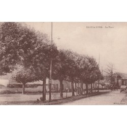 60 SILLY-LE-LONG. La Place avec tacot ancien et enfants 1935