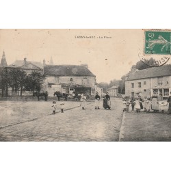 60 LAGNY-LE-SEC. Ronde d'Enfants sur la Place devant Epicerie Levasseur 1911