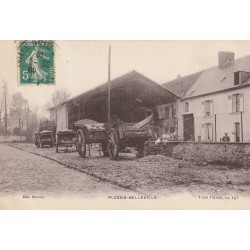 60 PLESSIS-BELLEVILLE. Charrettes devant la Ferme 1916