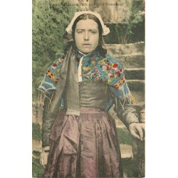 29 ILE D'OUESSANT. Jeune Fille en costume traditionnel