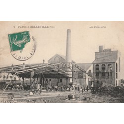 60 LE PLESSIS BELLEVILLE. Ouvriers et attelages à la Distillerie