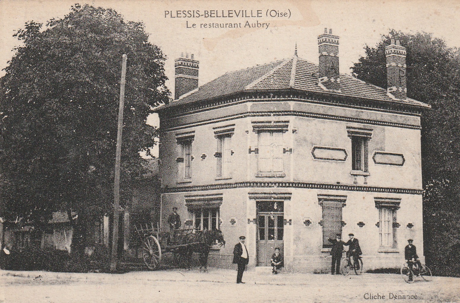60 PLESSIS BELLEVILLE. Attelage devant le Restaurant Aubry