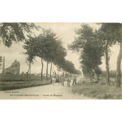 60 LE PLESSIS-BELLEVILLE. Attelage et cyclistes Route de Nanteuil