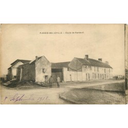 60 LE PLESSIS-BELLEVILLE. Militaires ou Gendarmes Route de Nanteuil 1918