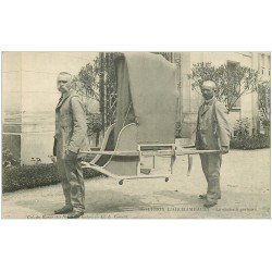 carte postale ancienne 03 BOURBON L'ARCHAMBAULT. La chaise à Porteurs. Vieux métiers. Col. du Bazar