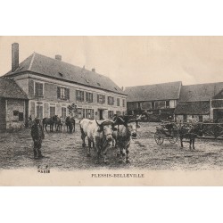 60 PLESSIS-BELLEVILLE. Dans la Cour d'une Ferme, Boeufs, Chevaux et attelage Âne 1916