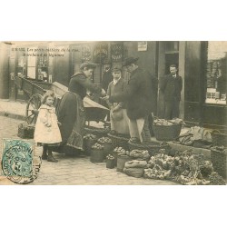 37 TOURS. Les petits métiers de la rue. MARCHAND DE LEGUMES 1905 devant le Café Grosyeux