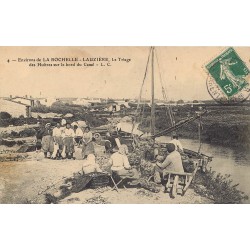 17 LA ROCHELLE LAUZIERE. Le Triage des Huîtres sur Bord du Canal 1909