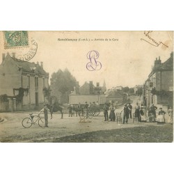 37 SEMBLANCAY. Arrivée de la Gare attelage et cyclistes 1905