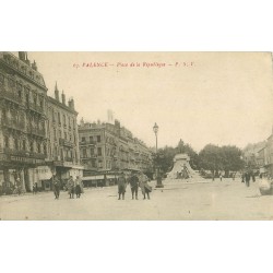 26 VALENCE. Militaires Place de la République 1918