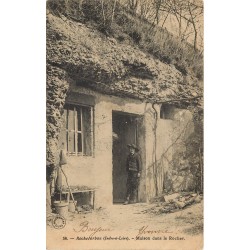 37 ROCHECORBON. Maison dans le Rocher animée 1903