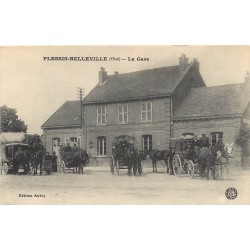 60 LE PLESSIS-BELLEVILLE. Diligences et fiacres devant la Gare