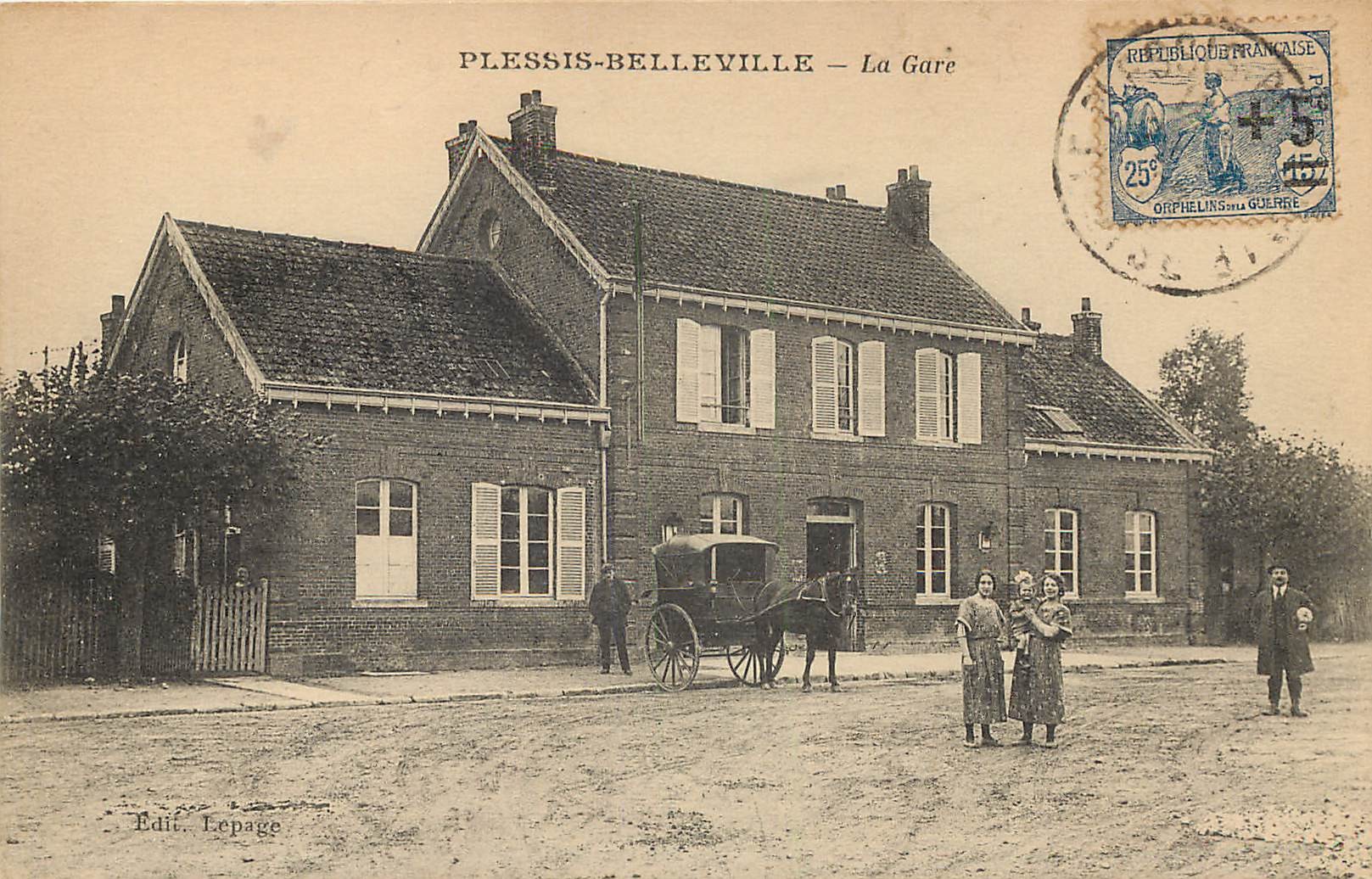 60 LE PLESSIS-BELLEVILLE. Animation devant a Gare 1918