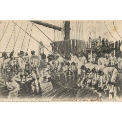 TRANSPORTS. Le Lavage du Pont d'un voilier par des Marins1903