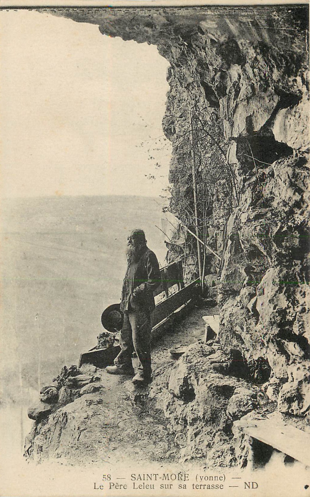89 SAINT-MORE. Le Père Leleu ancien Pêcheur sur sa terrasse