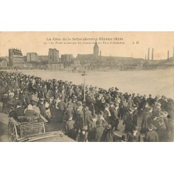 PARIS 13° Crue de 1910, la Foule contemple les inondations Pont Austerlitz