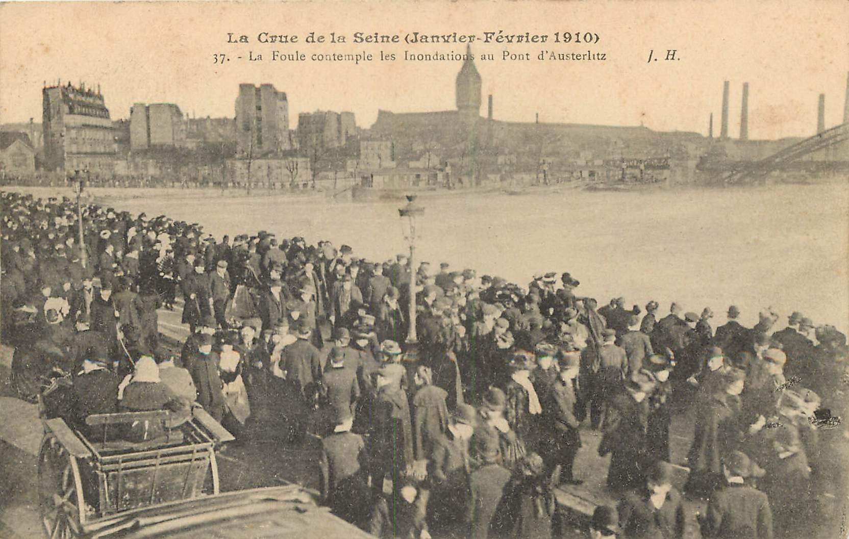 PARIS 13° Crue de 1910, la Foule contemple les inondations Pont Austerlitz