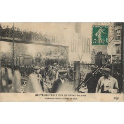 PARIS 18° Grève générale des Chemins de fer. Grévistes venant d'arrêter un Train 1910