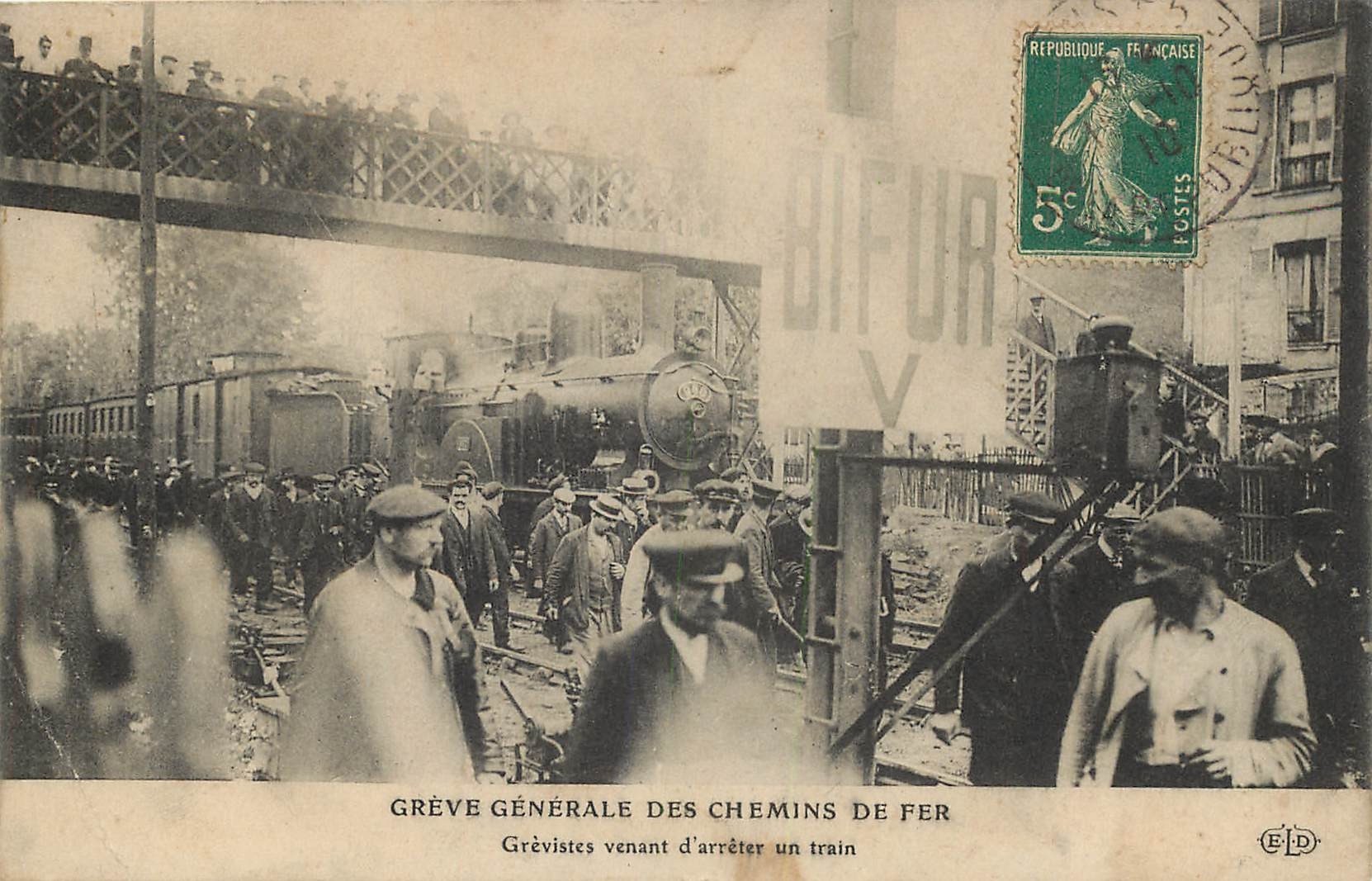 PARIS 18° Grève générale des Chemins de fer. Grévistes venant d'arrêter un Train 1910
