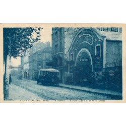 93 BAGNOLET. Autobus devant le Théâtre Cinéma "Capitole" rue de Paris (devenue rue P.V. Couturier)...