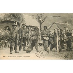 65 BAGNERES DE BIGORRE. Roulotte de Bohémiens avec montreurs d'Ours et de singe 1910