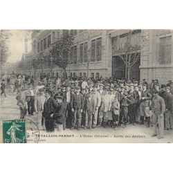 92 LEVALLOIS PERRET. L'Usine Clément sortie des Ouvriers 1908