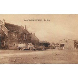 60 LE PLESSIS-BELLEVILLE. Camion devant la Gare 1942