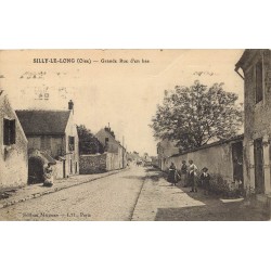 60 SILLY-LE-LONG. Grande Rue d'en bas bien animée 1910