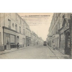77 DAMMARTIN EN GOËLE. Facteur devant la Pâtisserie Denisot sur Grande rue 1911
