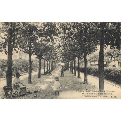 92 LEVALLOIS-PERRET. Jardins de la Mairie avec femme lisant son journal 1924