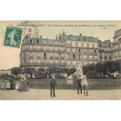92 LEVALLOIS-PERRET. Jardins de la Mairie Statue l'Essor et gamins jouant au au yoyo 1909