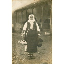 ALBANIE. Photo cpa Paysanne porteuse d'eau et gateaux vers 1916
