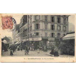 92 LEVALLOIS-PERRET. Commerce "Petit" rue du Marché animée 1905