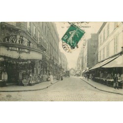 92 LEVALLOIS-PERRET. Commerce "Petit" rue du Marché animée 1905
