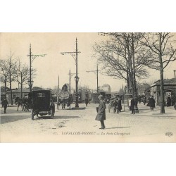 92 LEVALLOIS-PERRET. Octroi Porte de Champerret avec Tramways, taxis et attelage Glacières de Paris