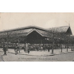 92 LEVALLOIS-PERRET. Gamin vendeur de journaux Place du Marché