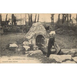 56 LA TRINITE-SUR-MER. Porteuse d'eau à la Fontaine 1921