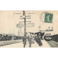 92 LEVALLOIS-PERRET. La Gare avec trains et locomotive 1909