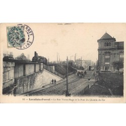 92 LEVALLOIS-PERRET. Rue Victor-Hugo et Pont du Chemin de Fer avec train et locomotive 1906