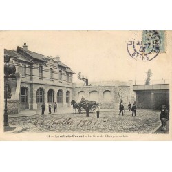 92 LEVALLOIS-PERRET. Attelage livraisons de malles devant la Gare de Clichy-Levallois 1905