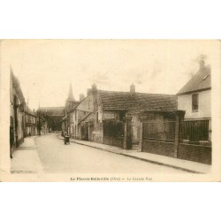 60 LE PLESSIS-BELLEVILLE. Femme avec landau devant le Restaurant sur la Grande Rue