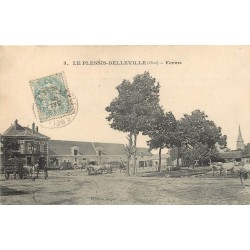 60 LE PLESSIS-BELLEVILLE. La Ferme avec attelage et boeufs 1905