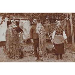 Photo cpa rare METIERS groupe de Pêcheur et Pêcheuses étendant leurs filets de pêche